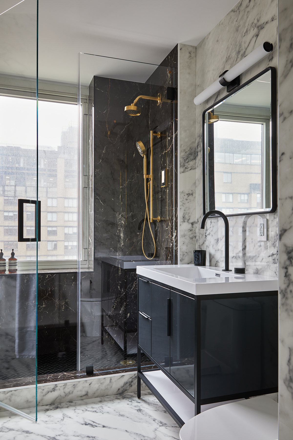 Black and White Bathroom Design