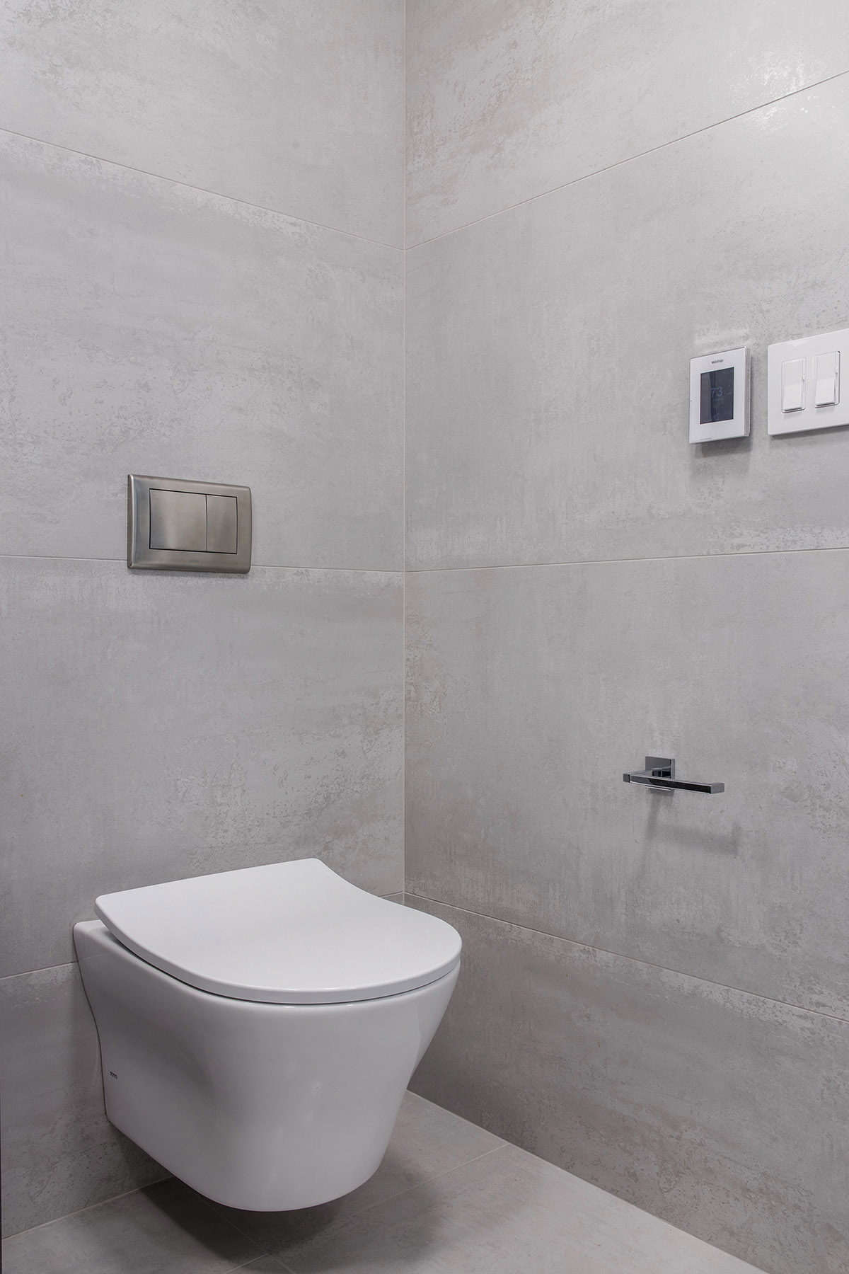 Modern Porcelain Bathroom Design in a New York Loft