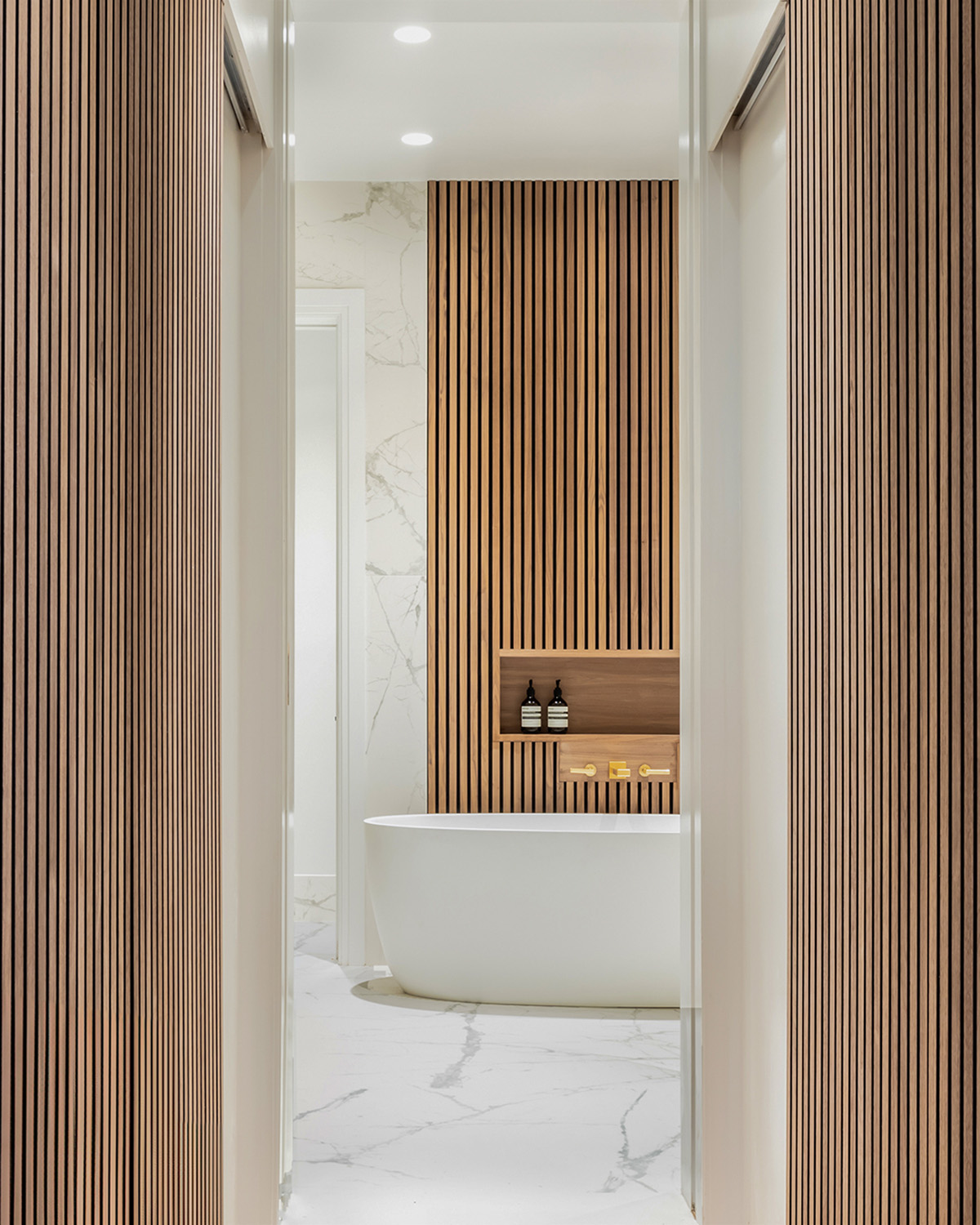 Mixing Materials in a Contemporary Bathroom Design