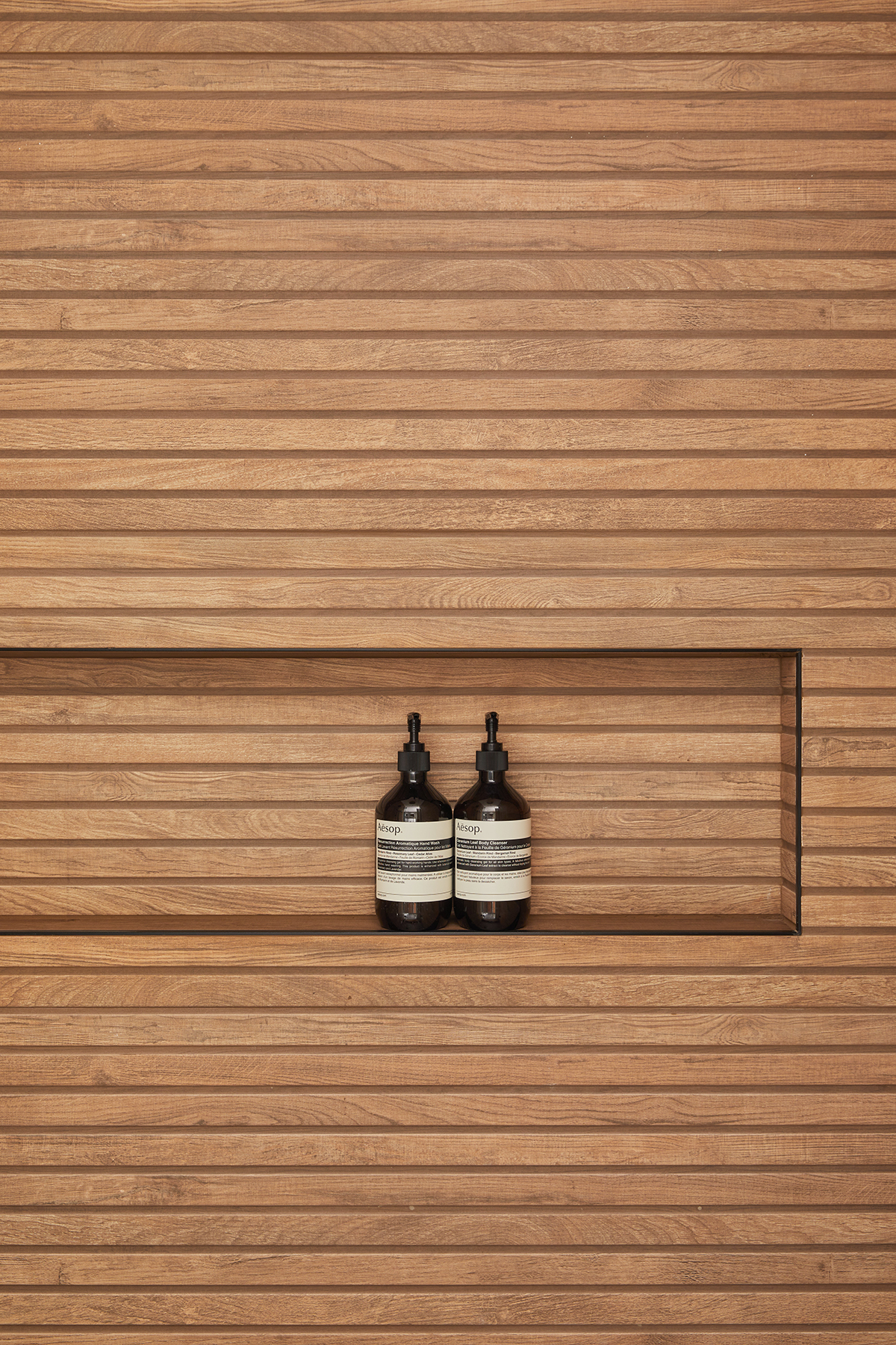 Spa like shower with wood slat look